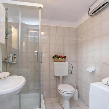 Nyaraló House - Pri Roktovih Črni Kal